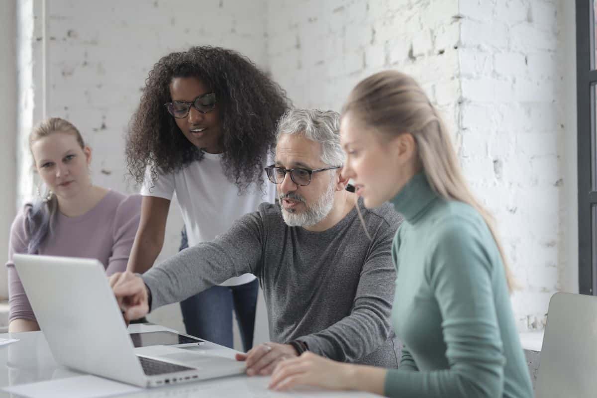 Diskusi tim soal isi website company profile perusahaan