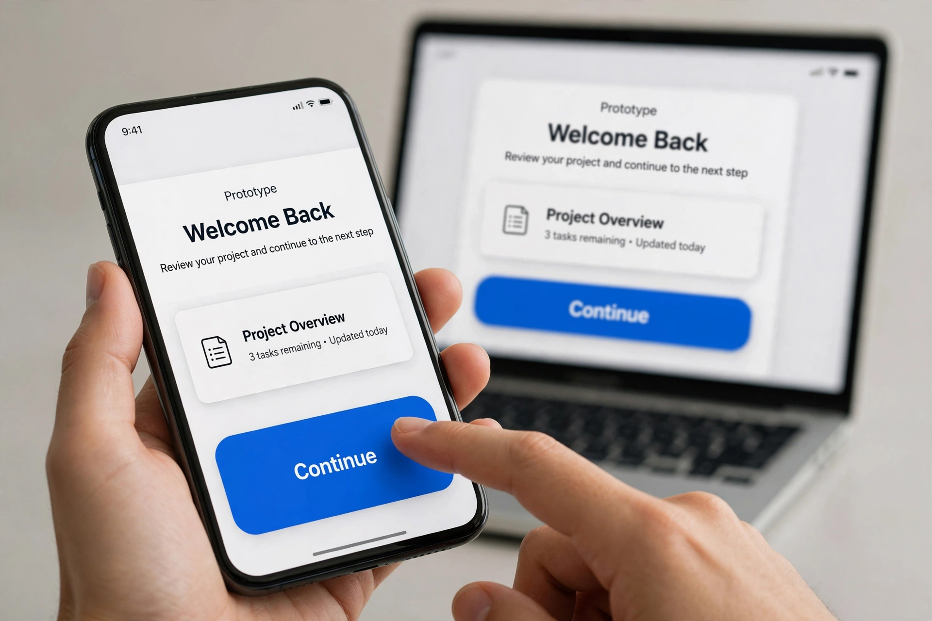 Tangan menyentuh tombol pada prototipe aplikasi di ponsel, bagian dari pengujian kegunaan UI UX