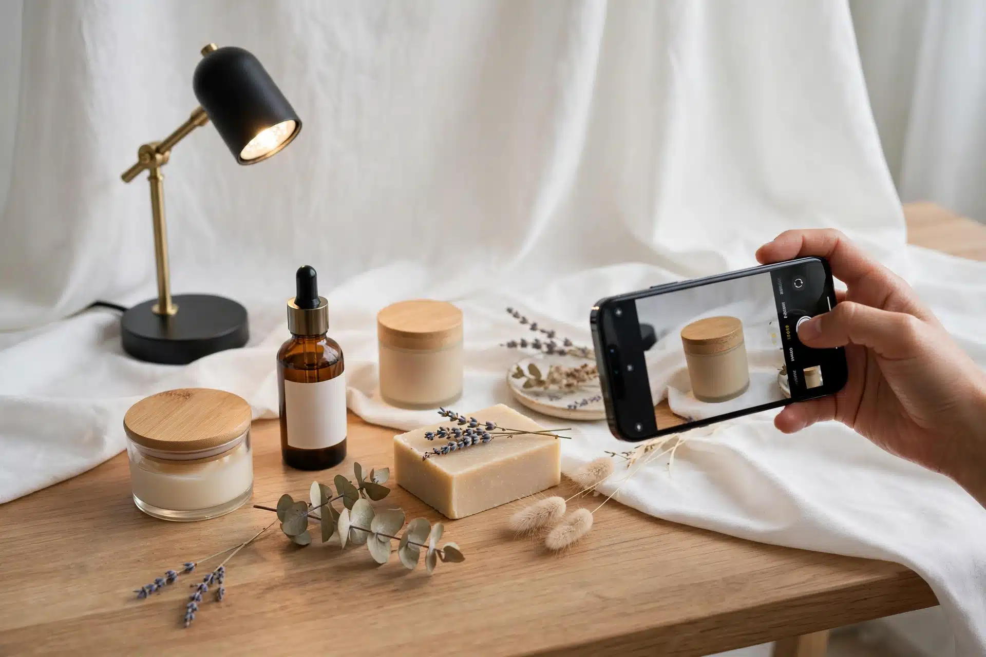 Memotret produk dengan smartphone untuk foto website katalog produk