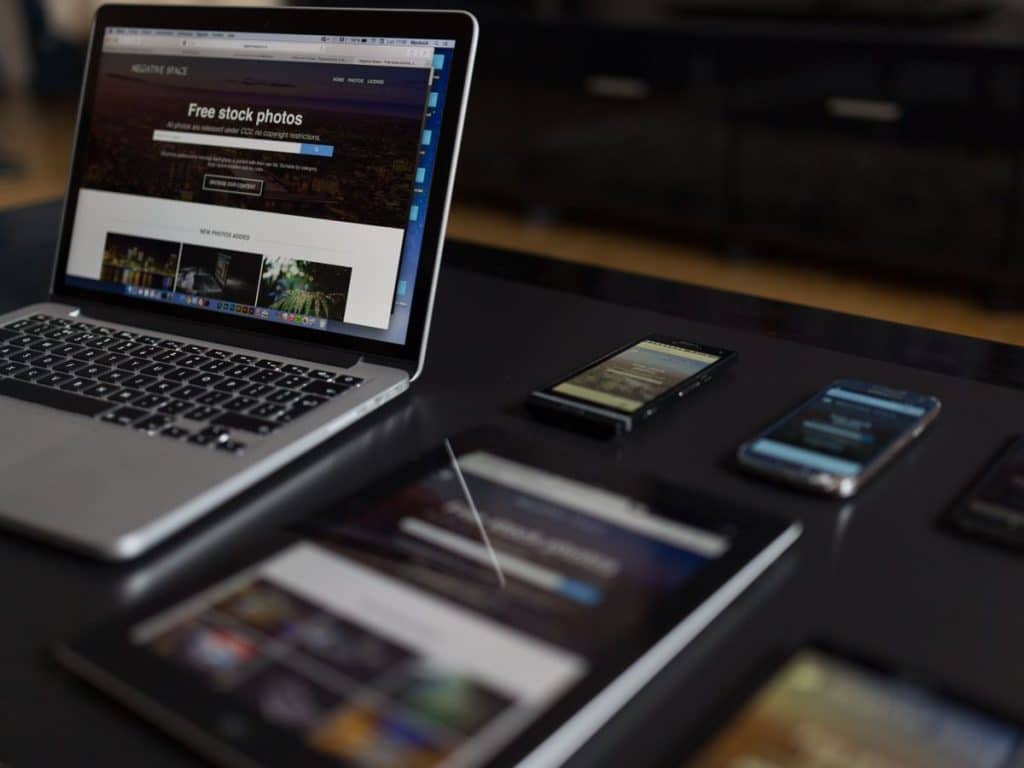 Laptop, tablet, dan ponsel menampilkan desain website responsif yang menyesuaikan dengan ukuran layar