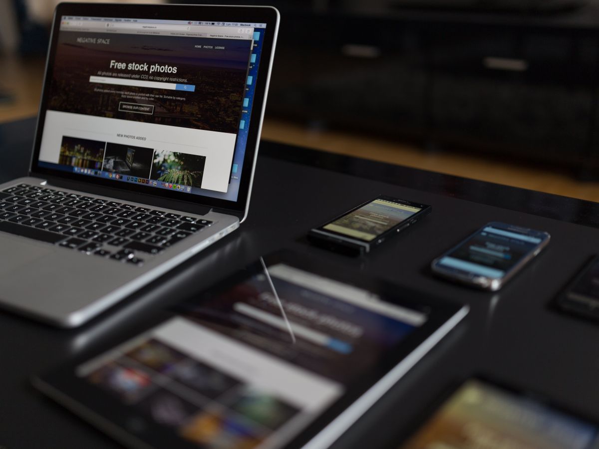 Laptop, tablet, dan ponsel menampilkan desain website responsif yang menyesuaikan dengan ukuran layar