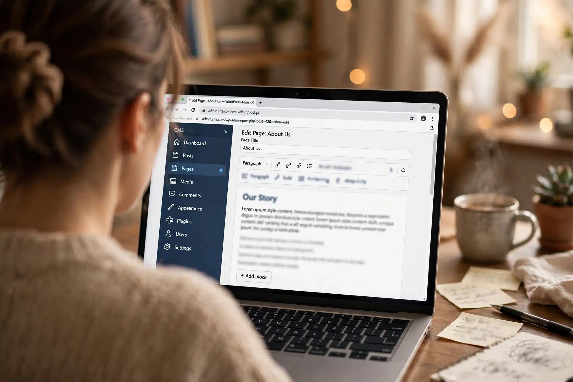 Mengedit halaman website di laptop dengan panel admin WordPress yang terlihat